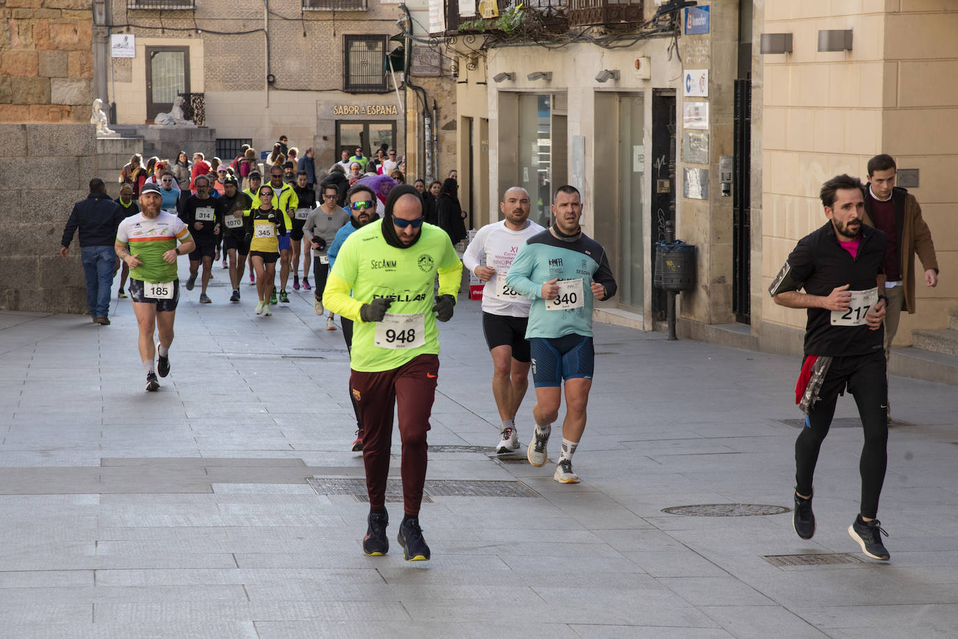 Álvaro Conde ha sido el primero en cruzar la línea de meta situada en el Azoguejo de Segovia. 