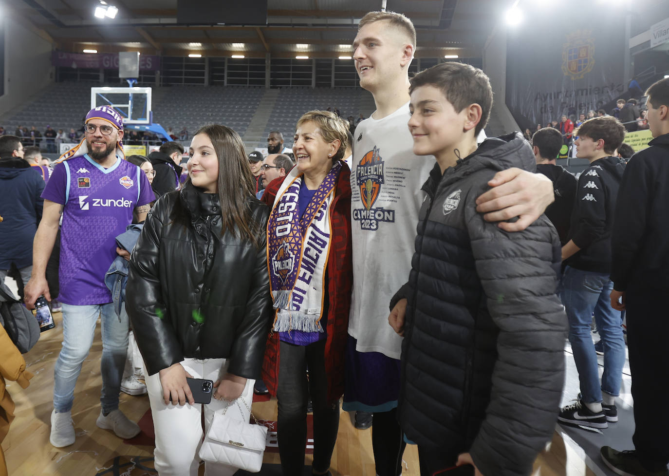 La plantilla morada recibe con alegría y efusividad el título ante el MoraBanc Andorra