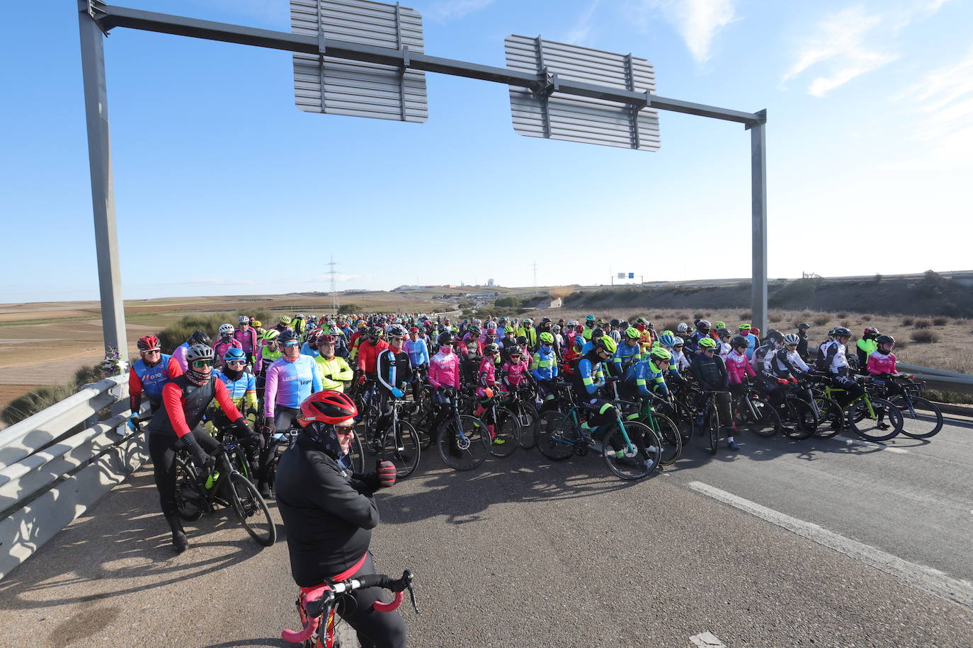 Fotos: Un tributo en bicicleta convierte en altar el lugar del accidente de Estela Domínguez