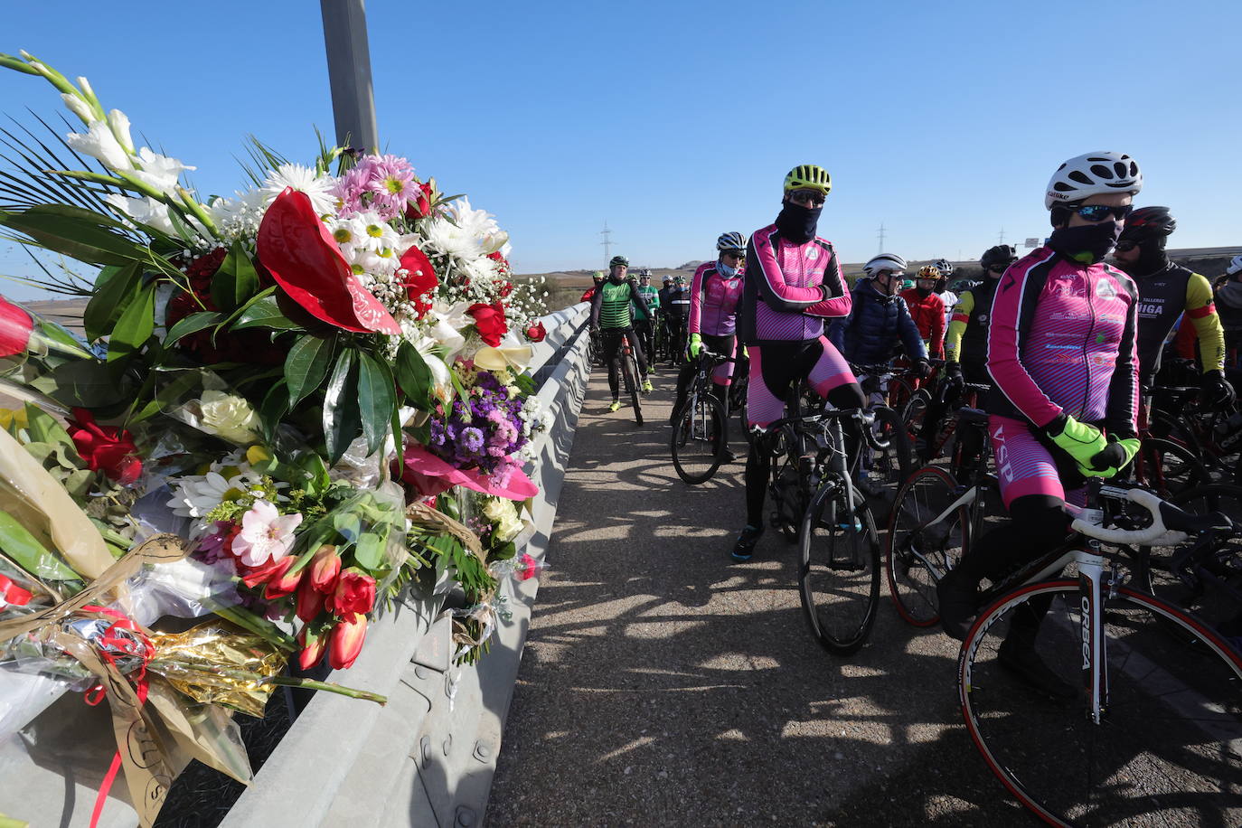 Fotos: Un tributo en bicicleta convierte en altar el lugar del accidente de Estela Domínguez