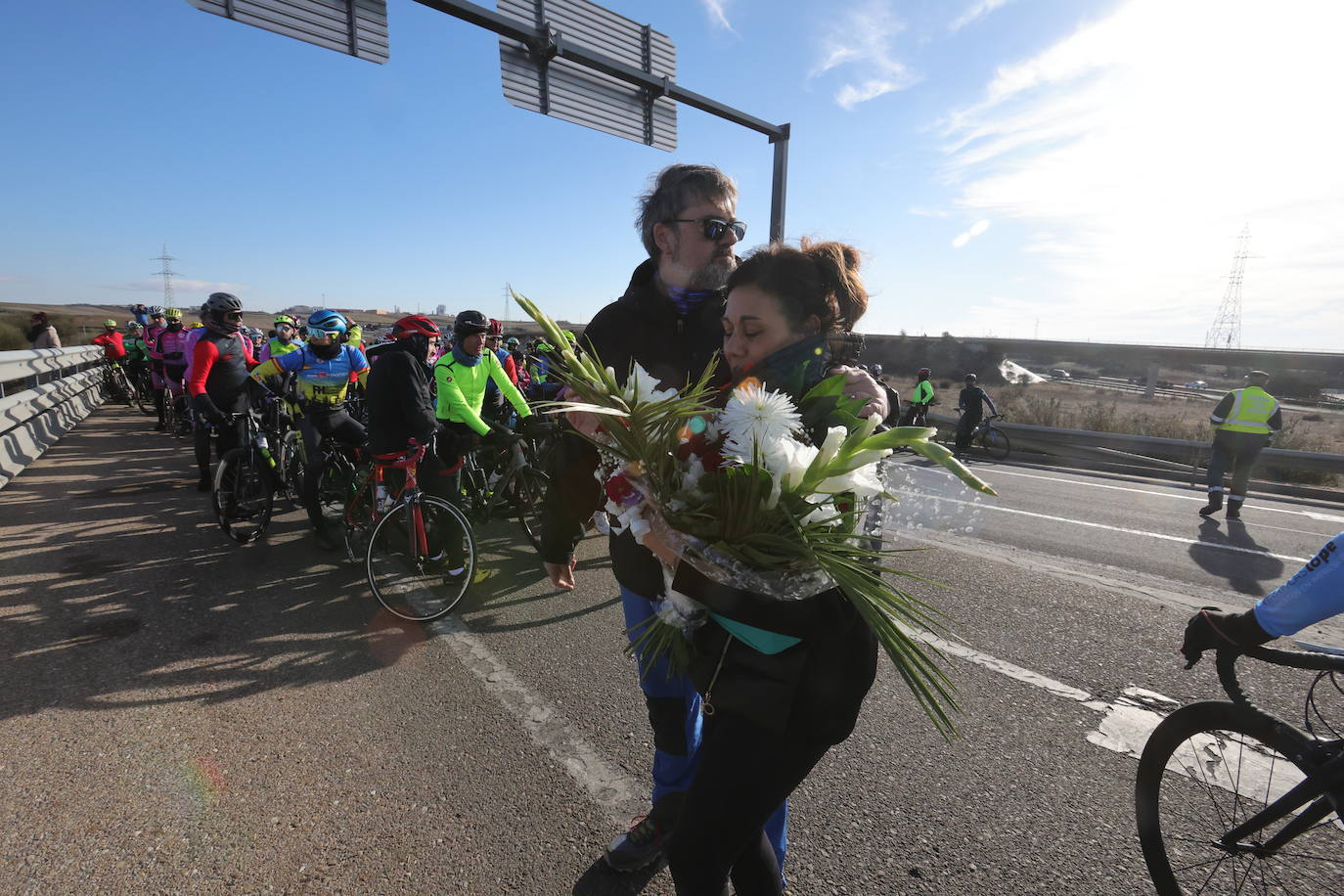 Fotos: Un tributo en bicicleta convierte en altar el lugar del accidente de Estela Domínguez