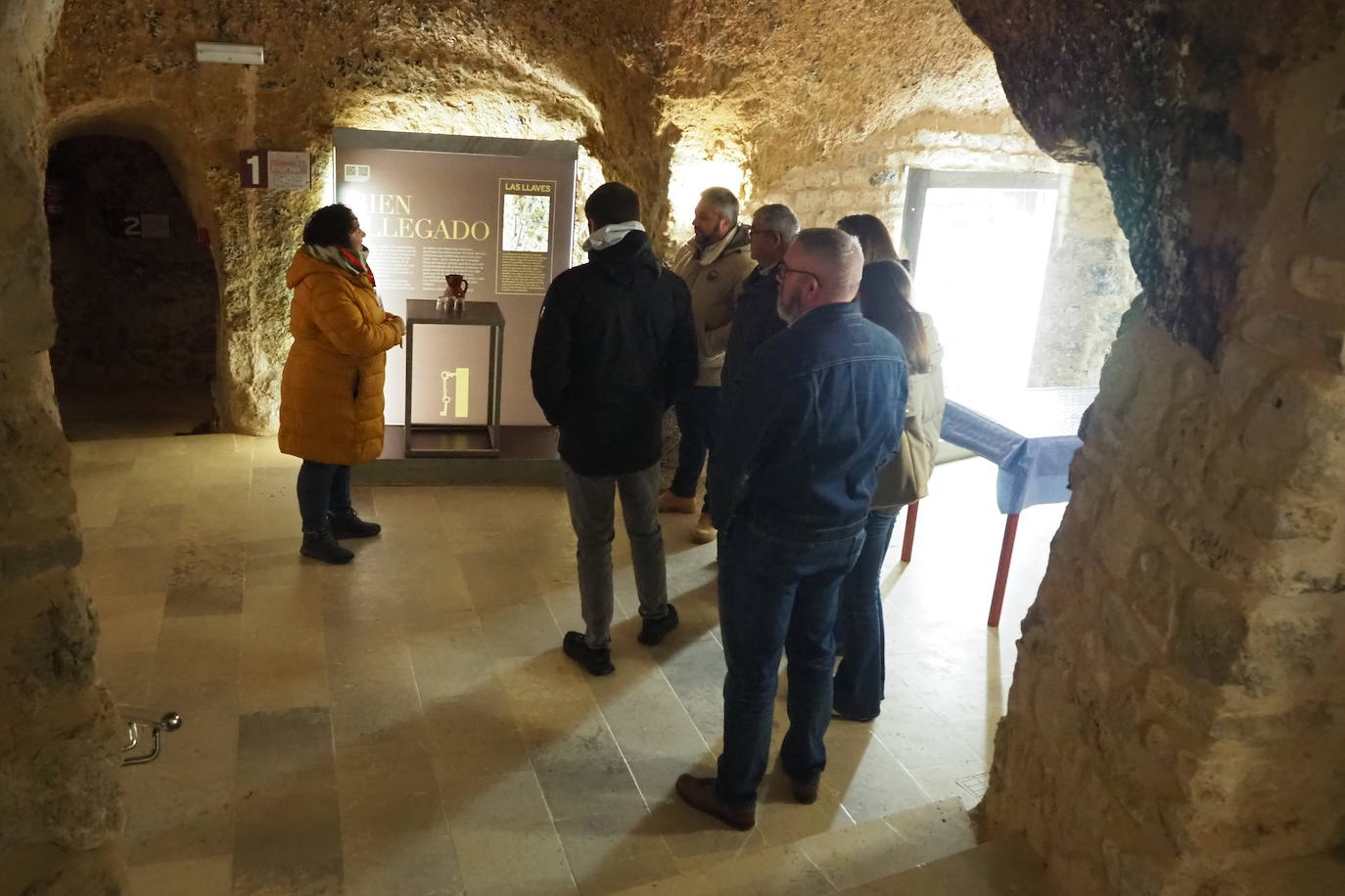 Subasta de la taza de plata, emblema de Mucientes, durante la Fiesta del Primer Vino 