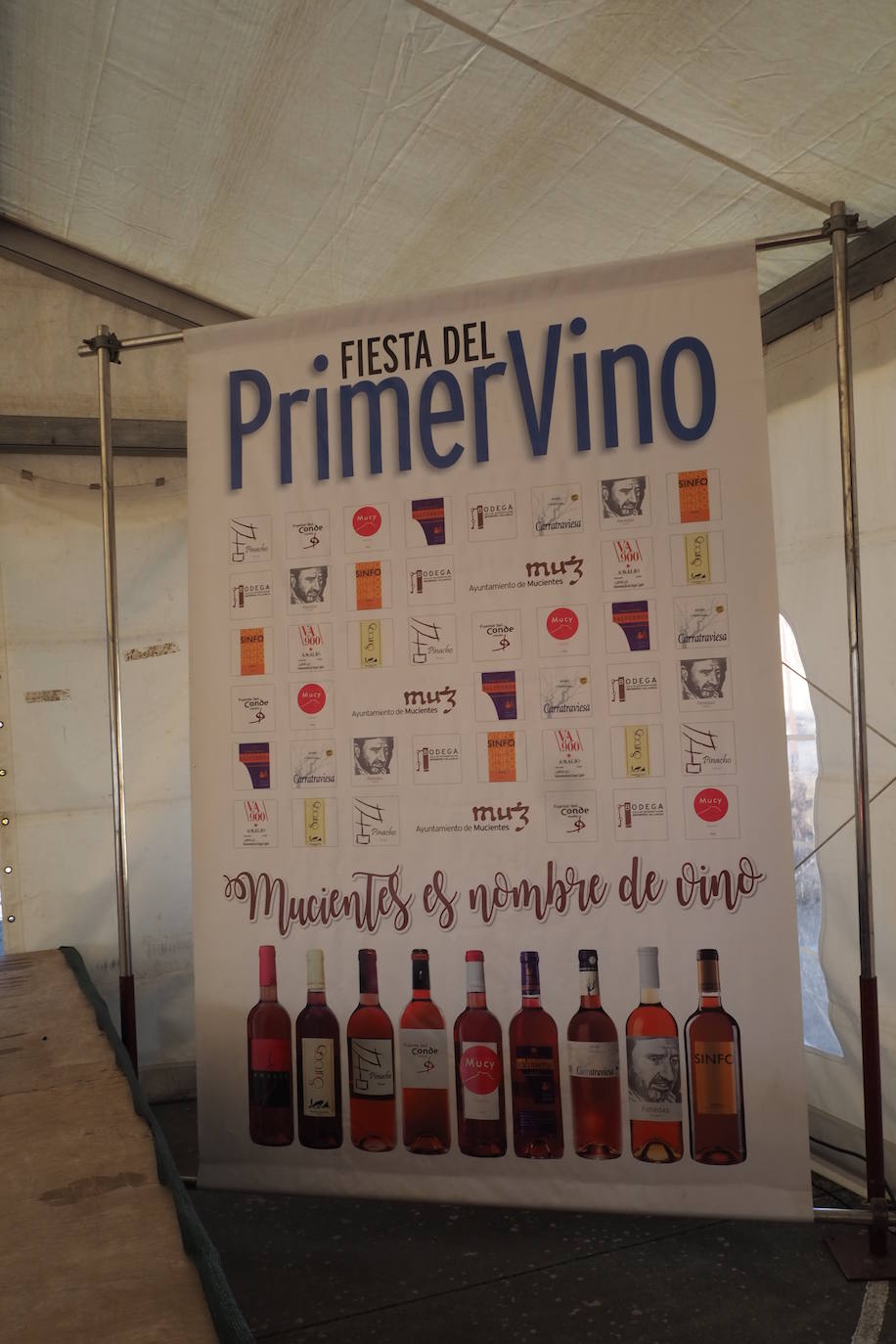 Subasta de la taza de plata, emblema de Mucientes, durante la Fiesta del Primer Vino 