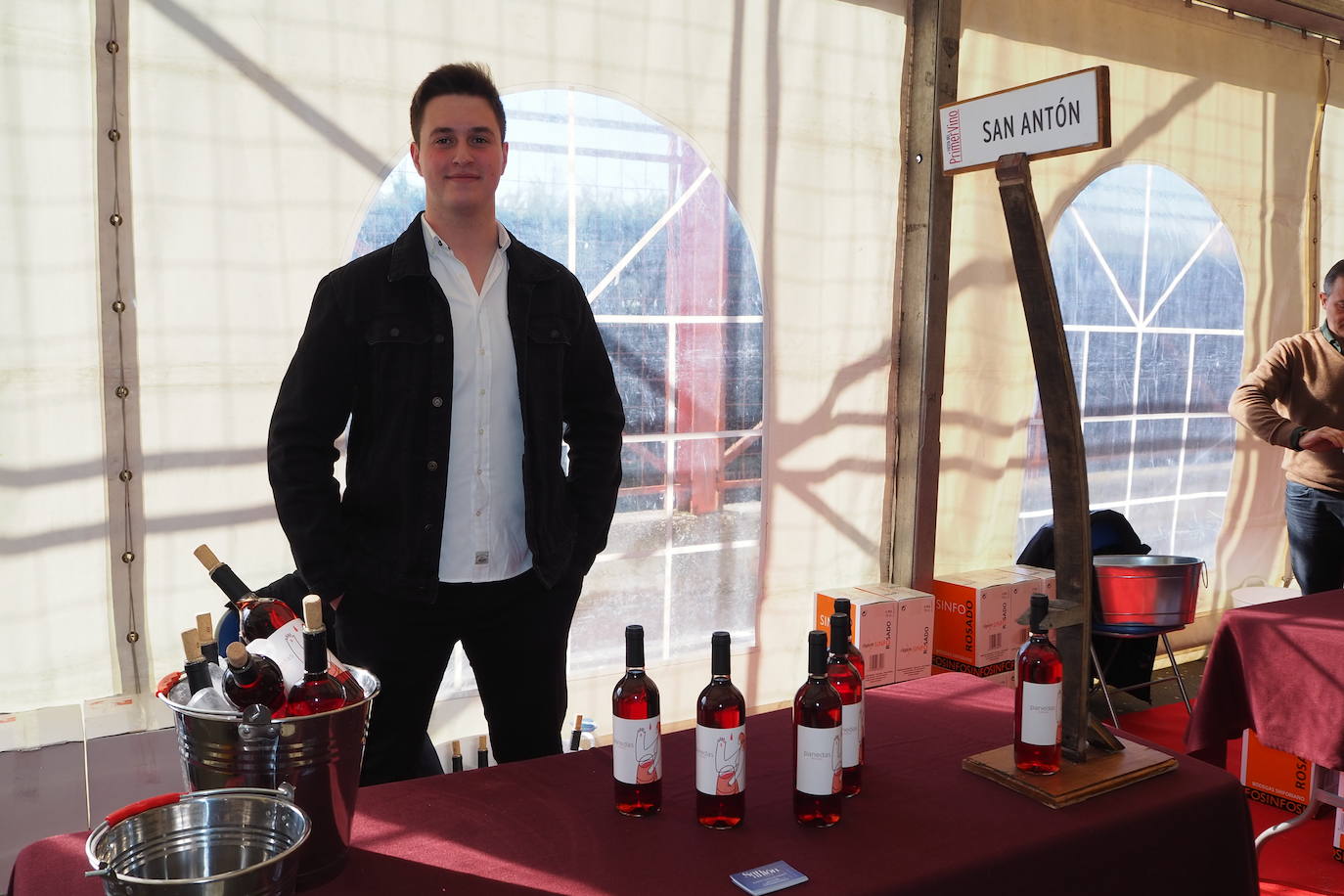 Subasta de la taza de plata, emblema de Mucientes, durante la Fiesta del Primer Vino 