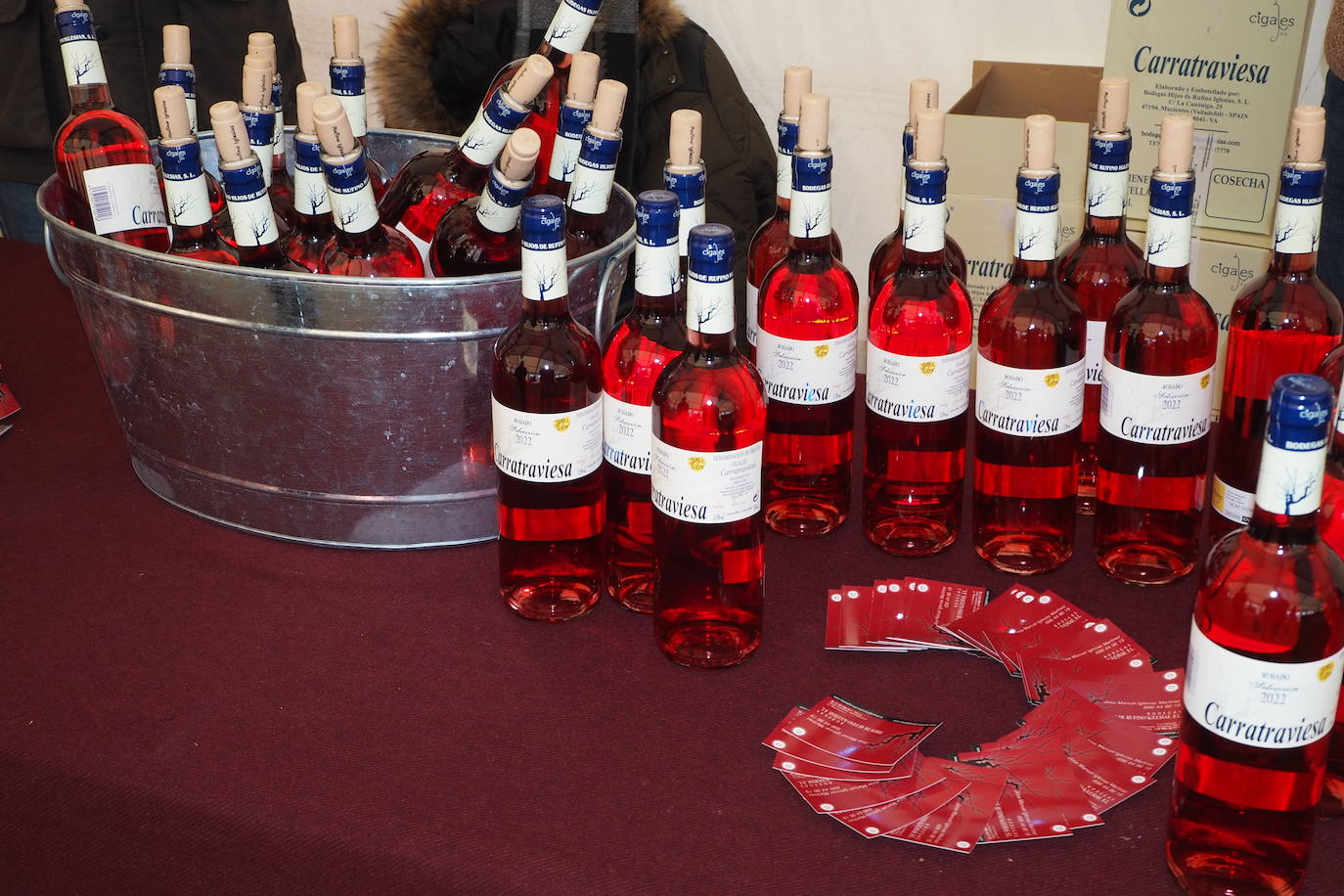 Subasta de la taza de plata, emblema de Mucientes, durante la Fiesta del Primer Vino 