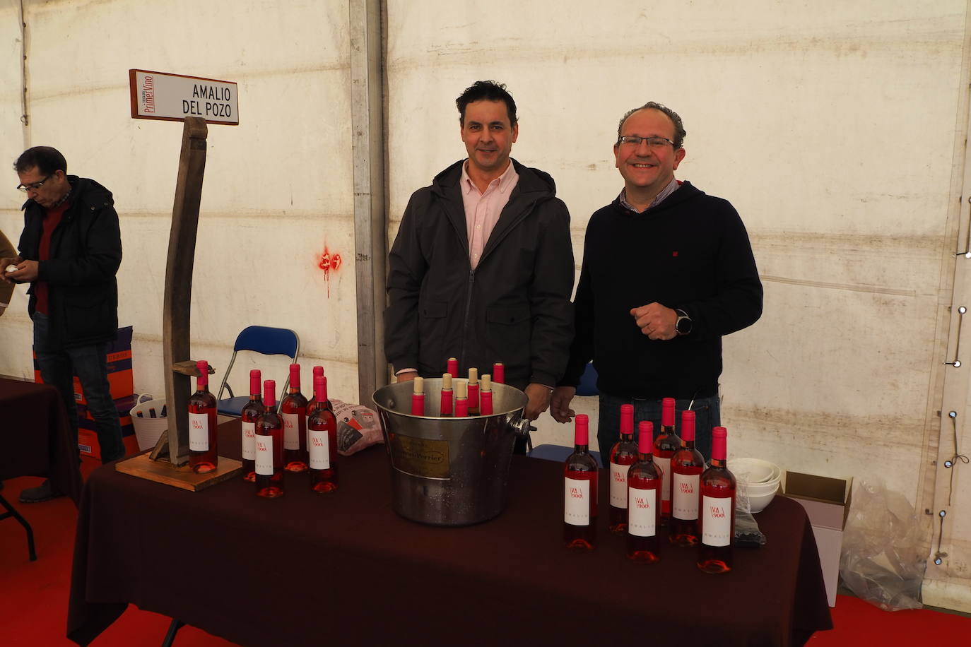Subasta de la taza de plata, emblema de Mucientes, durante la Fiesta del Primer Vino 