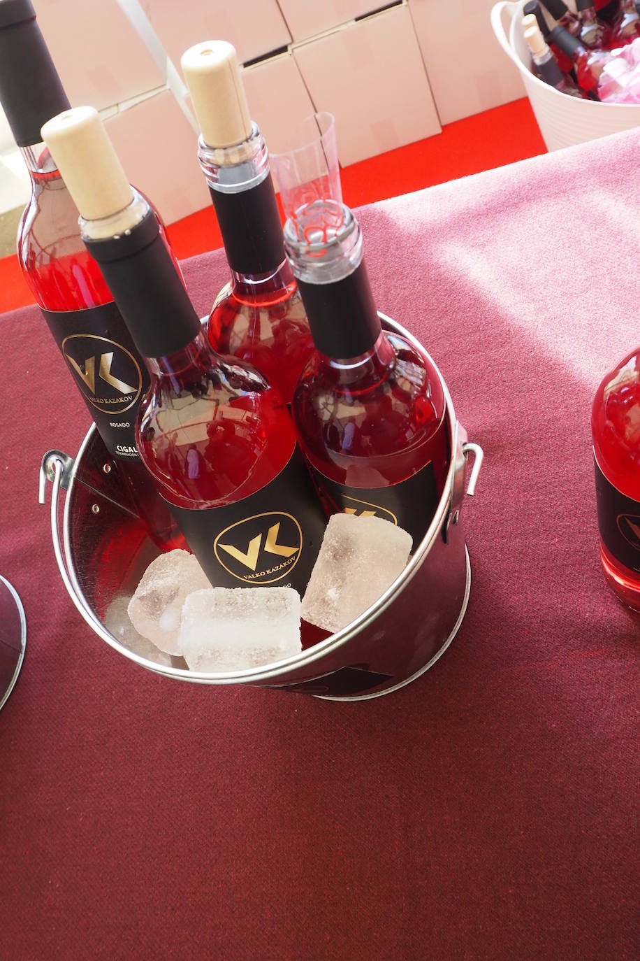 Subasta de la taza de plata, emblema de Mucientes, durante la Fiesta del Primer Vino 