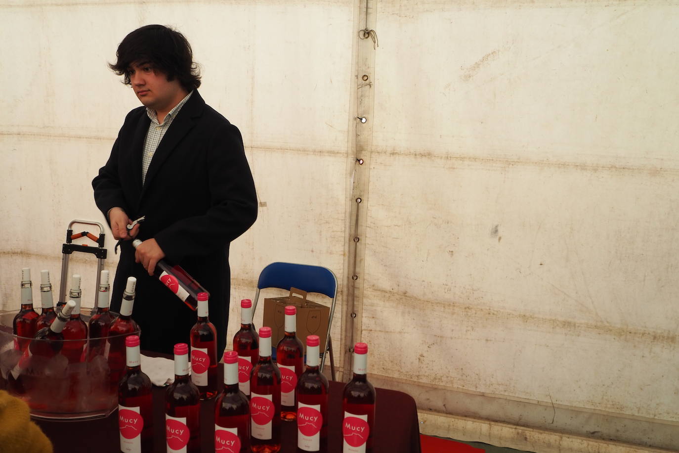 Subasta de la taza de plata, emblema de Mucientes, durante la Fiesta del Primer Vino 