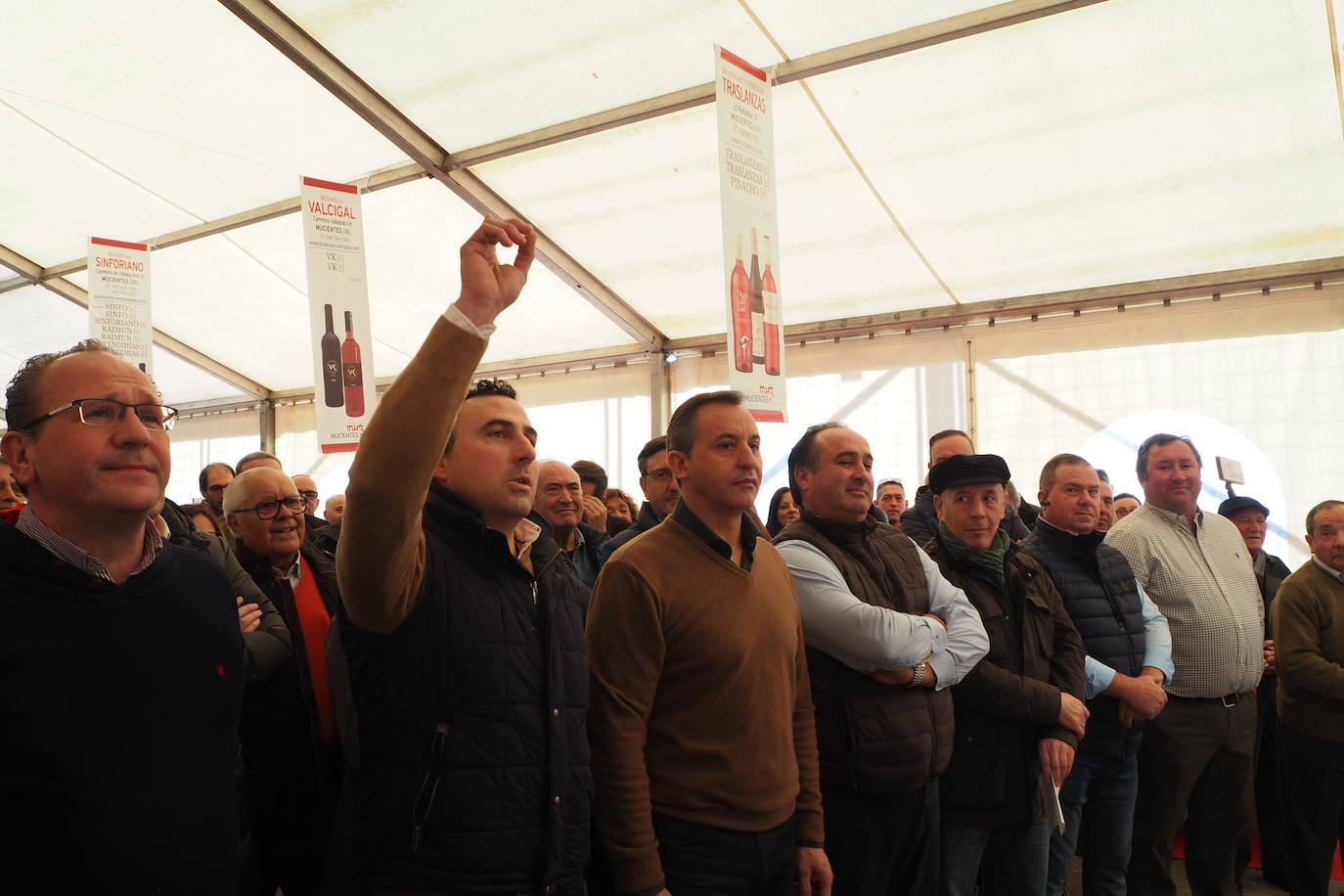 Subasta de la taza de plata, emblema de Mucientes, durante la Fiesta del Primer Vino 
