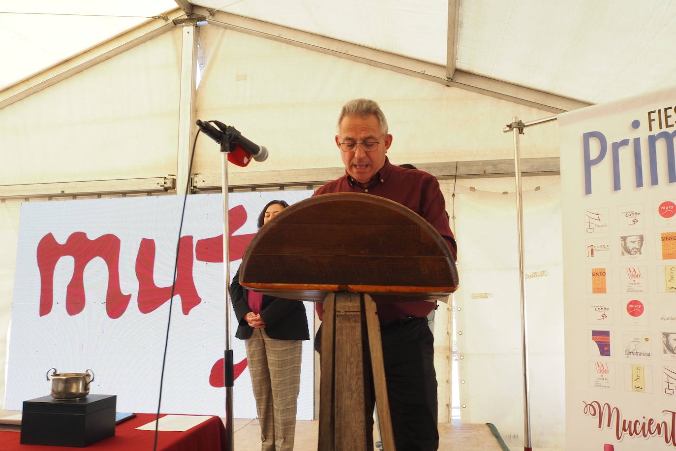 Subasta de la taza de plata, emblema de Mucientes, durante la Fiesta del Primer Vino 