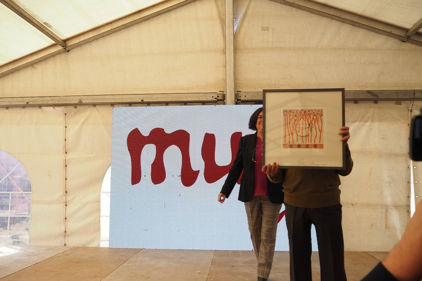 Subasta de la taza de plata, emblema de Mucientes, durante la Fiesta del Primer Vino 