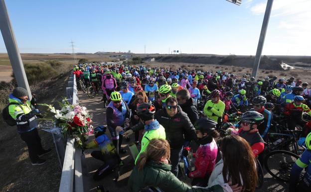 Un emocionante tributo convierte el lugar del accidente de Estela Domínguez en un altar