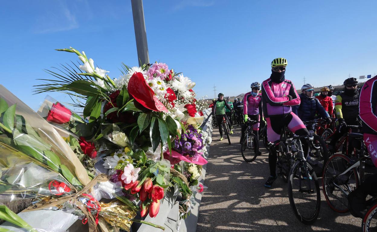 Aficionados han depositado hoy flores en el lugar del accidente en Salamanca. 