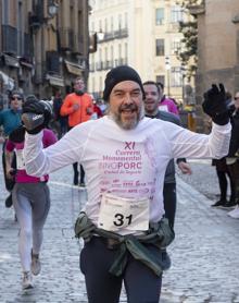 Imagen secundaria 2 - Arriba, los tres primeros de la prueba, con Álvaro Conde, el ganador, en el centro; abajo, corredores en la Calle Real y a la derecha, uno de los participantes saluda al público que animaba en este tramo. 