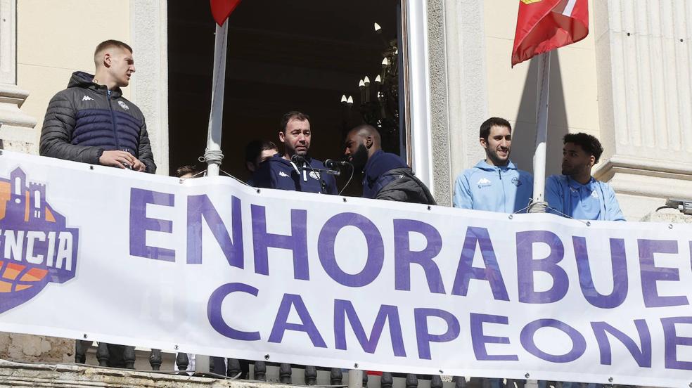 El equipo brinda la Copa Princesa a toda Palencia