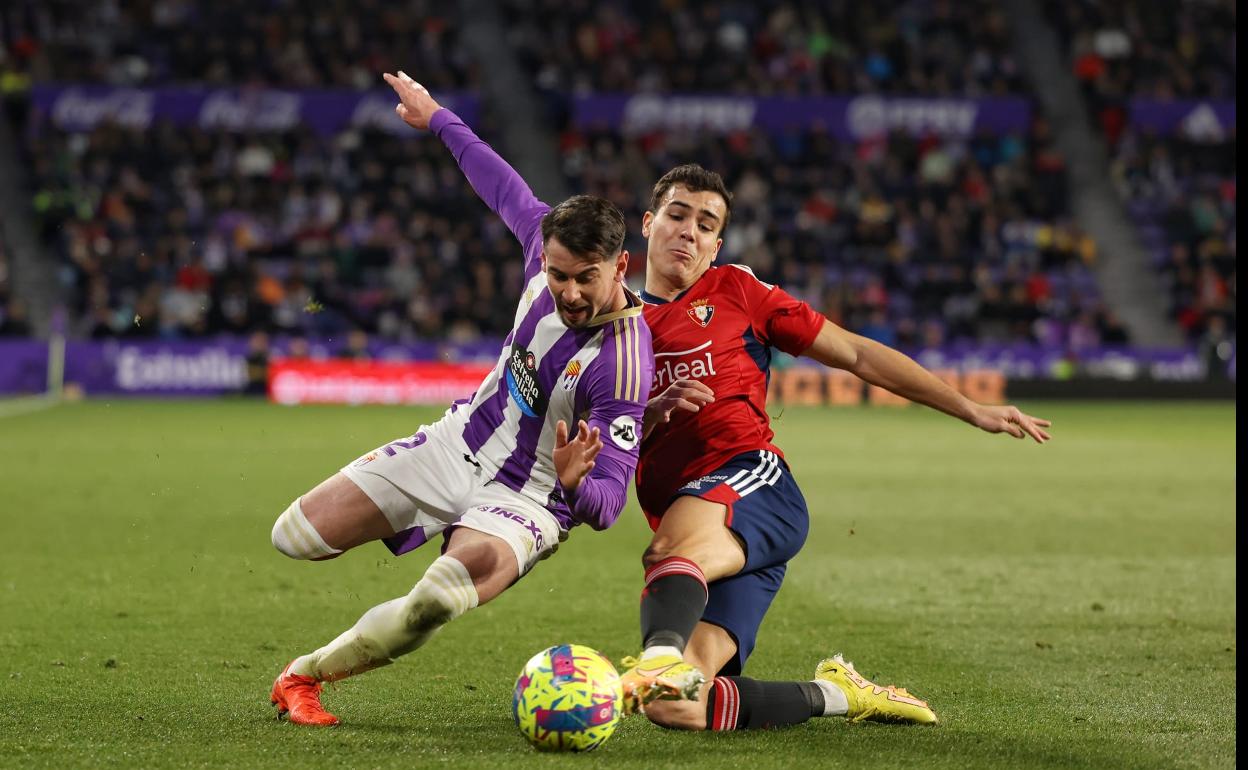 Luis Pérez pugna por un balón con Manu Sánchez. 
