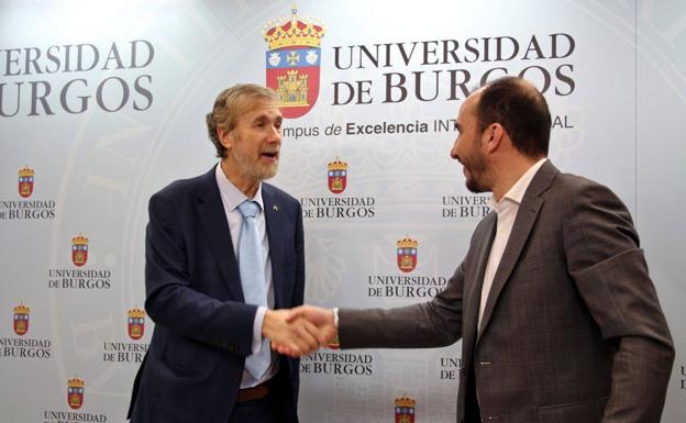 El rector de Burgos, Manuel Pérez, y el director de CapitalEnergy en Castilla y León, Víctor Fernández