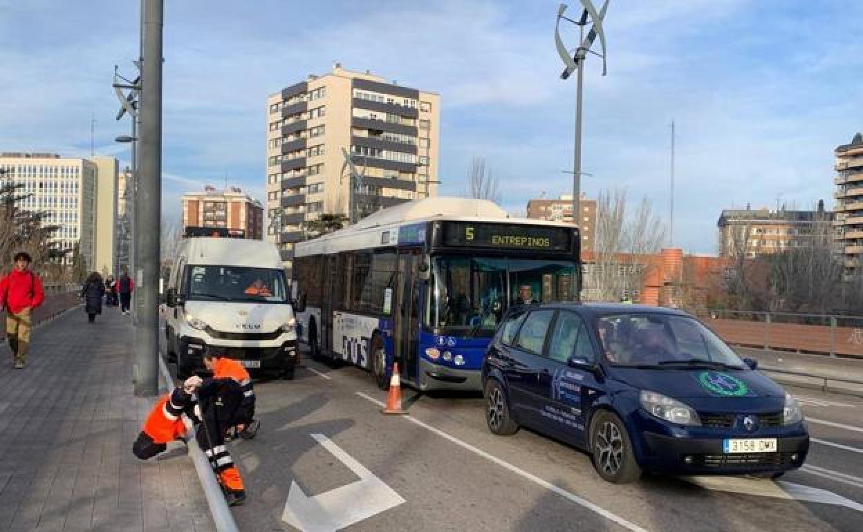 Corte de un carril del puente Isabel La Católica por reparaciones.