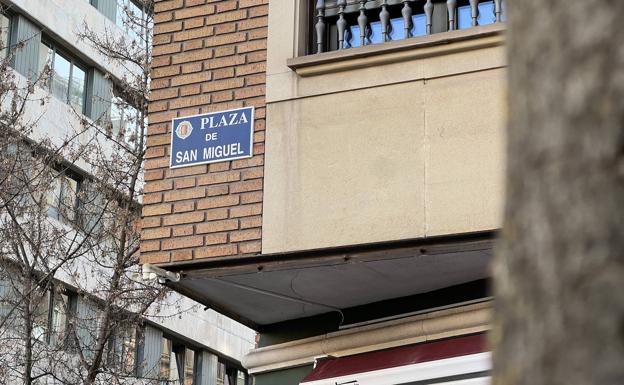 Detalle del cartel de la plaza de San Miguel.