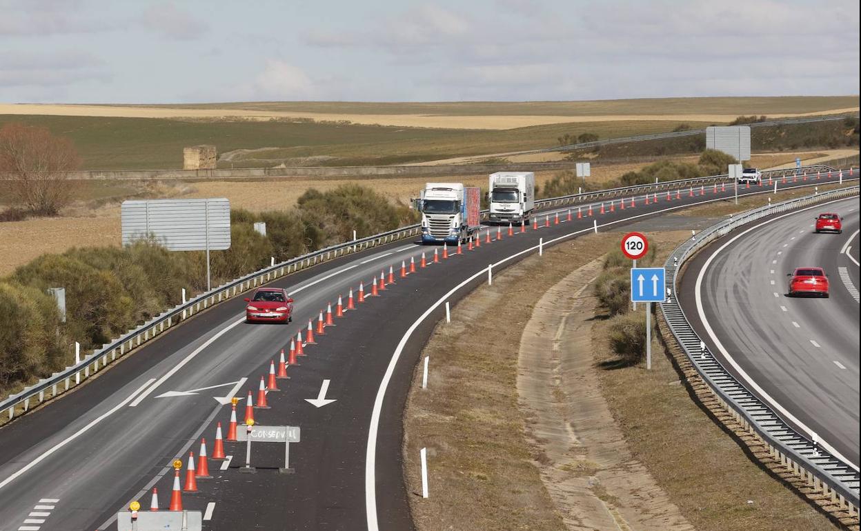 Desvío en la A-67 a la rotonda de Frómista que da acceso a la carretera que llega a Piña de Campos en dirección a Palencia. 