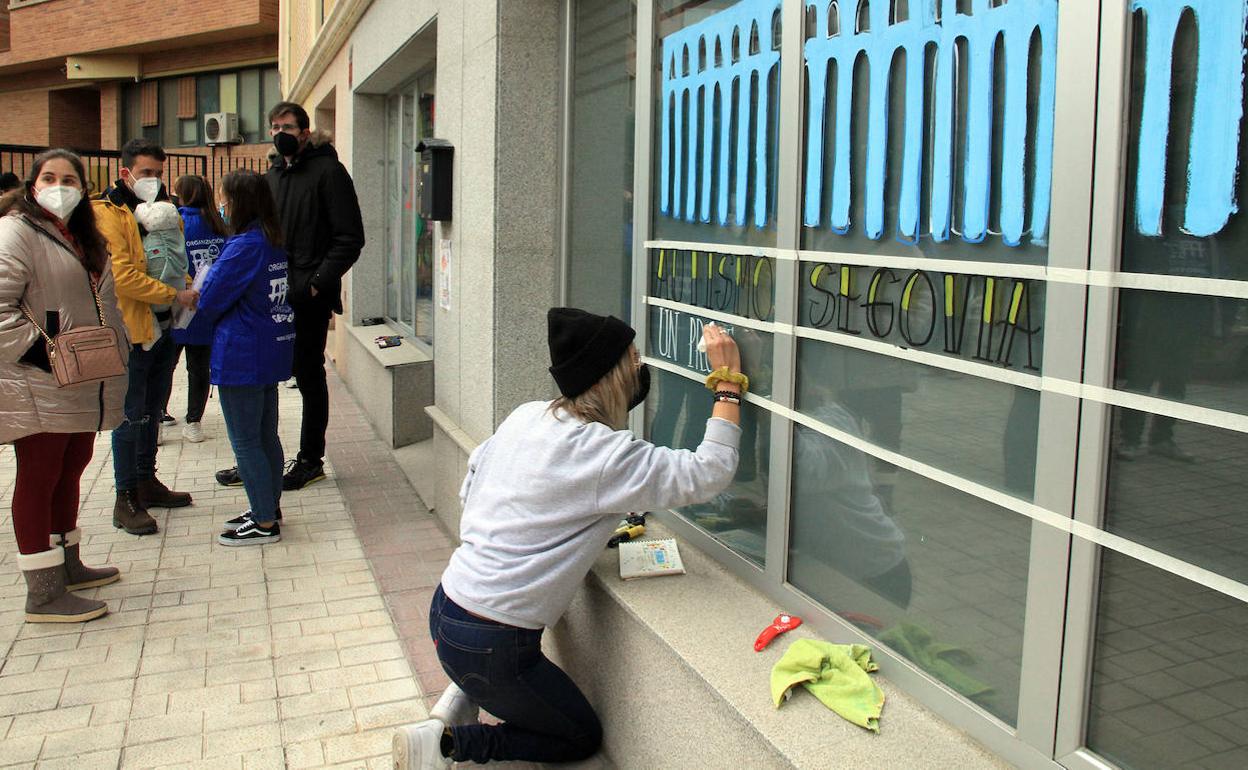 Realización de un mural en la sede de Autismo Segovia, el año pasado. 