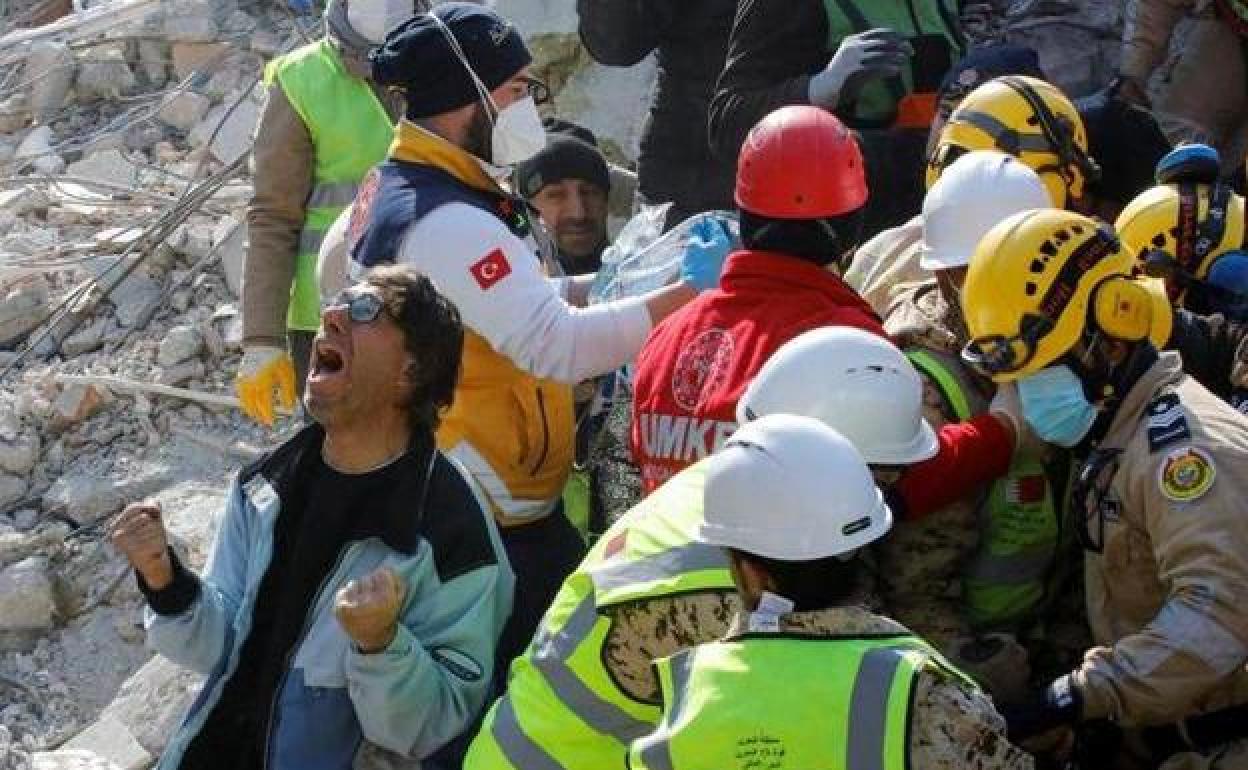 El hijo de Saadet Sendag, rescatada tras 177 horas, grita de emoción