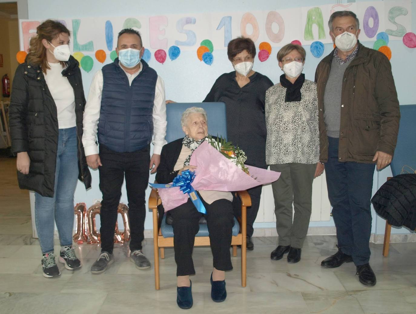 Dionisia Muñoz, junto a algunos de sus familiares.