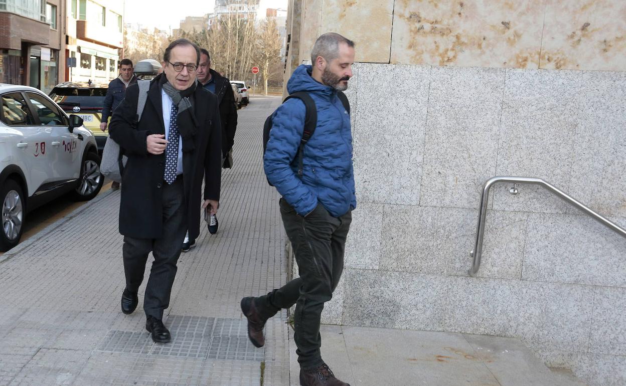 Carlos Conejo y su abogado a la llegada a los Juzgados de León este martes. 