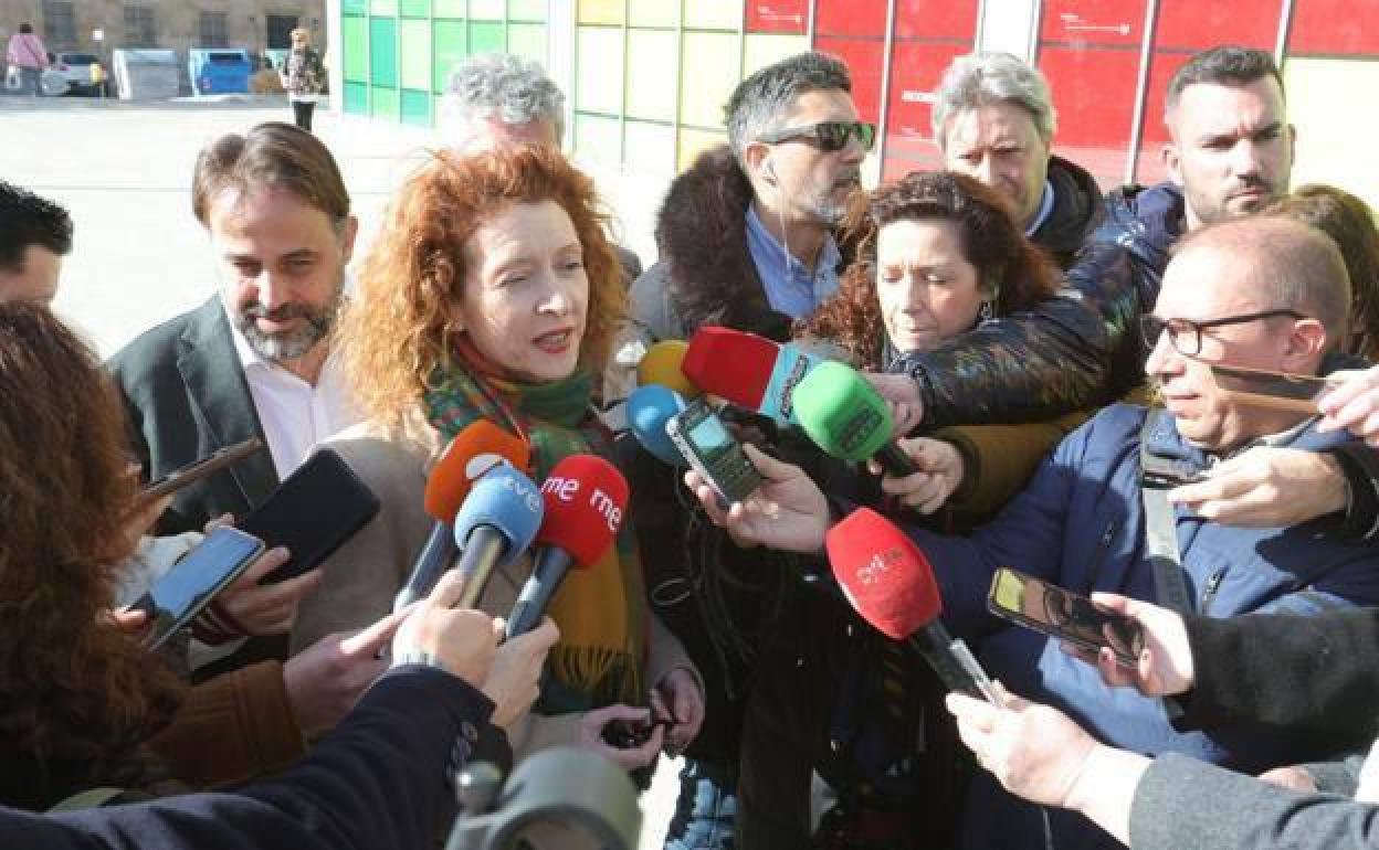 Ana Suárez, delante de Castaño, atiende a los medios. 