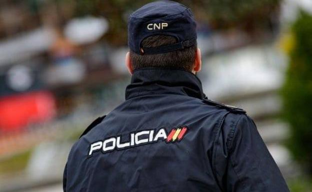 Detenido por romper la ventanilla de un coche para robar en su interior