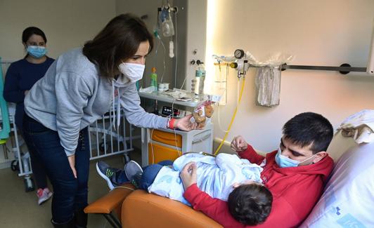 Un pequeño ingresado en el Río Hortega de Valladolid recibe su peluche. 