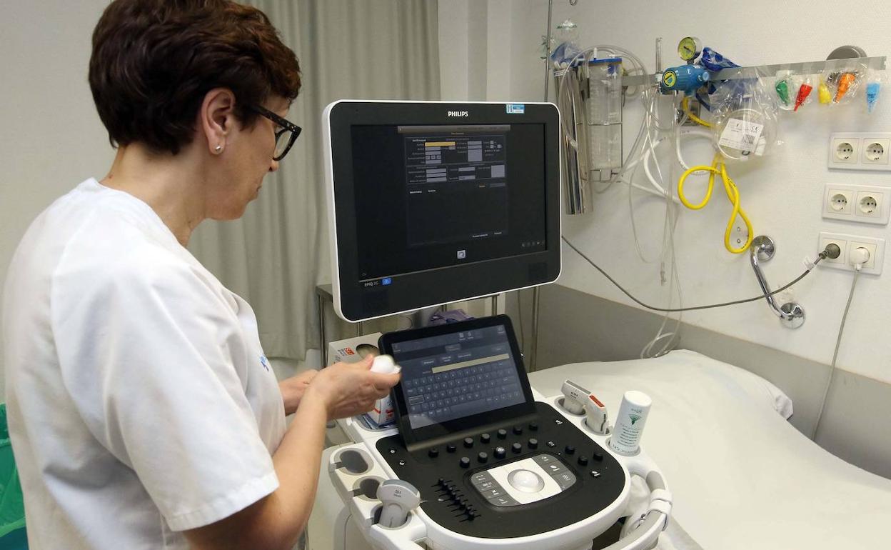 Preparación de un ecógrafo de alta gama en el Hospital General de Segovia. 