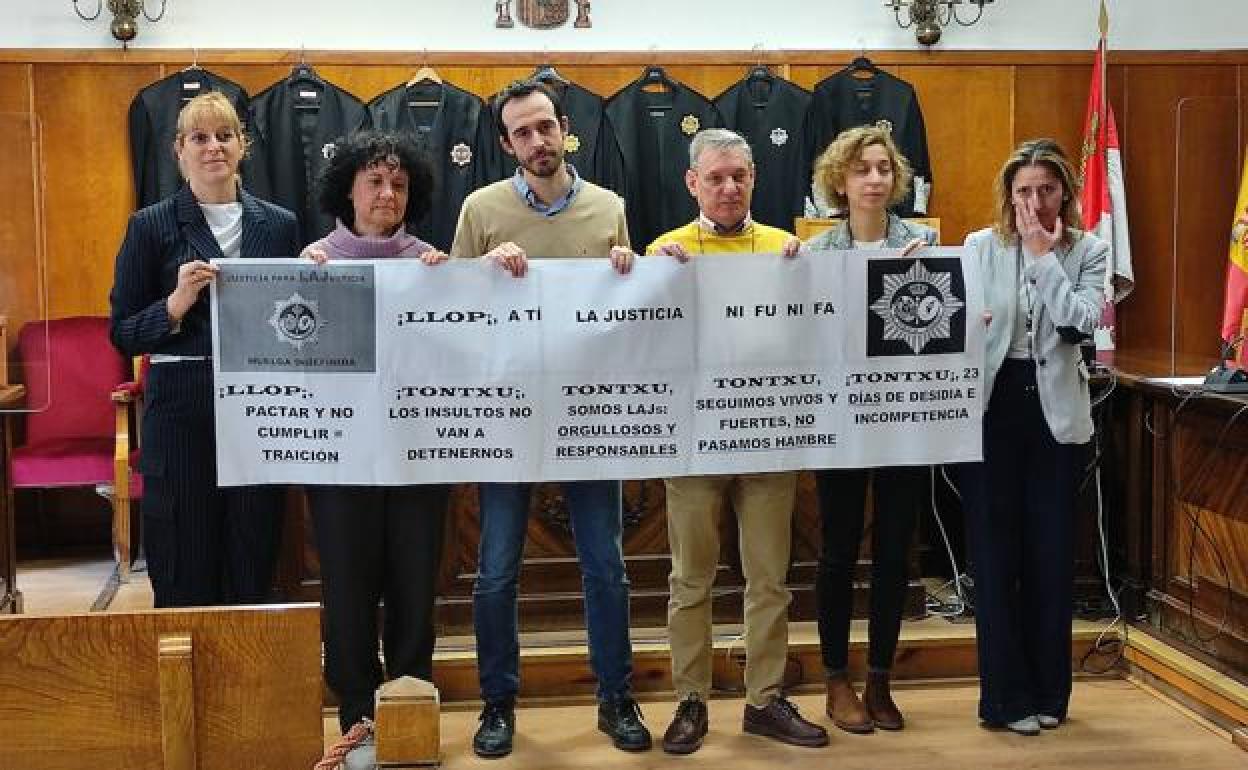 Letrados segovianos protestan en la sala de vistas de la Audiencia Provincial. 