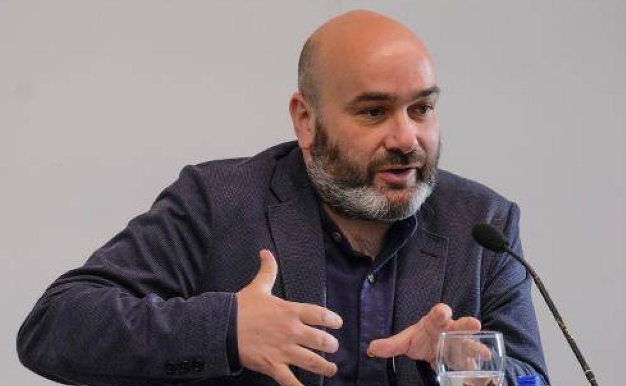 El poeta asturiano López-Vega. 