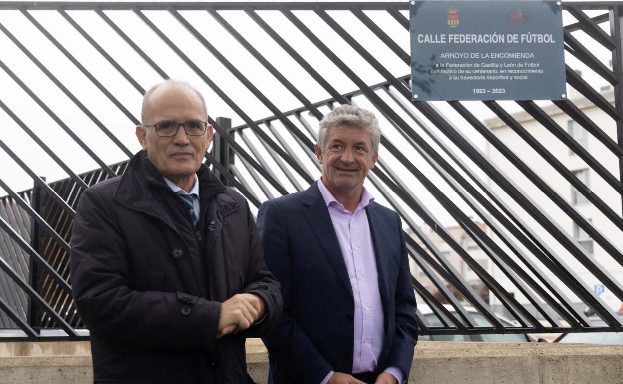 Marcelino Maté y Sarbelino Fernández en la inauguración de la calle Federación de Fútbol en Arroyo de la Encomienda.