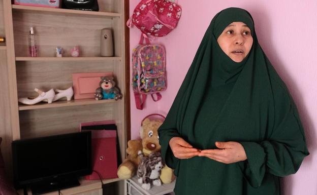 Mariam Boussya, en la habitación de su hija pequeña en el barrio de Pajarillos.