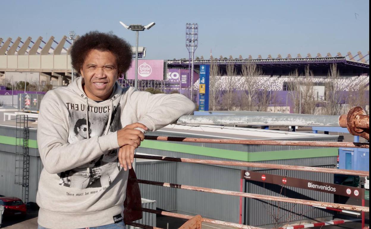 Benjamín Zarandona posa en Parquesol con el estadio Zorrilla a su espalda. 