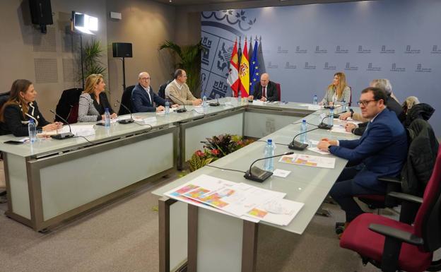 Jesús Julio Carnero, en la reunión de divulgación del Bono Nacimiento.