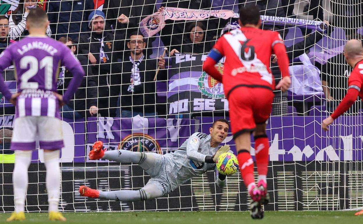 Jordi Masip para un lanzamiento frente al Rayo Vallecano.