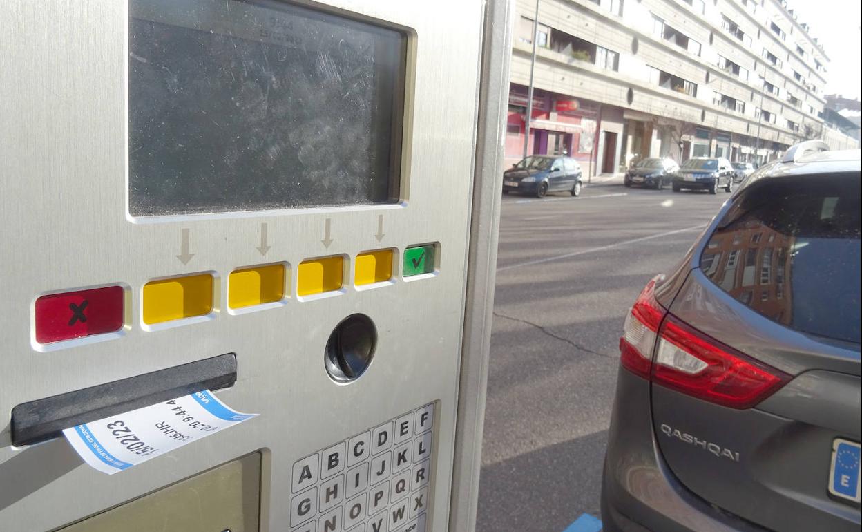 Los parquímetros funcionan desde este miércoles en la plaza del Ejército. 