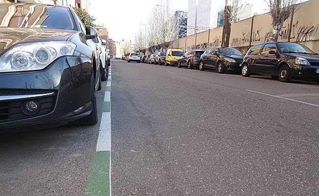 Líneas verdiblancas en el estacionamiento disuasorio de la avenida de Irún. 