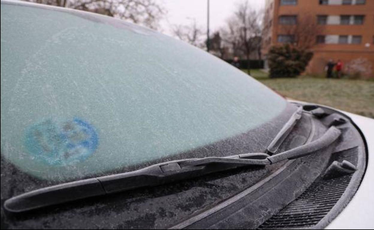 Vehículo con placa de hielo en el cristal.