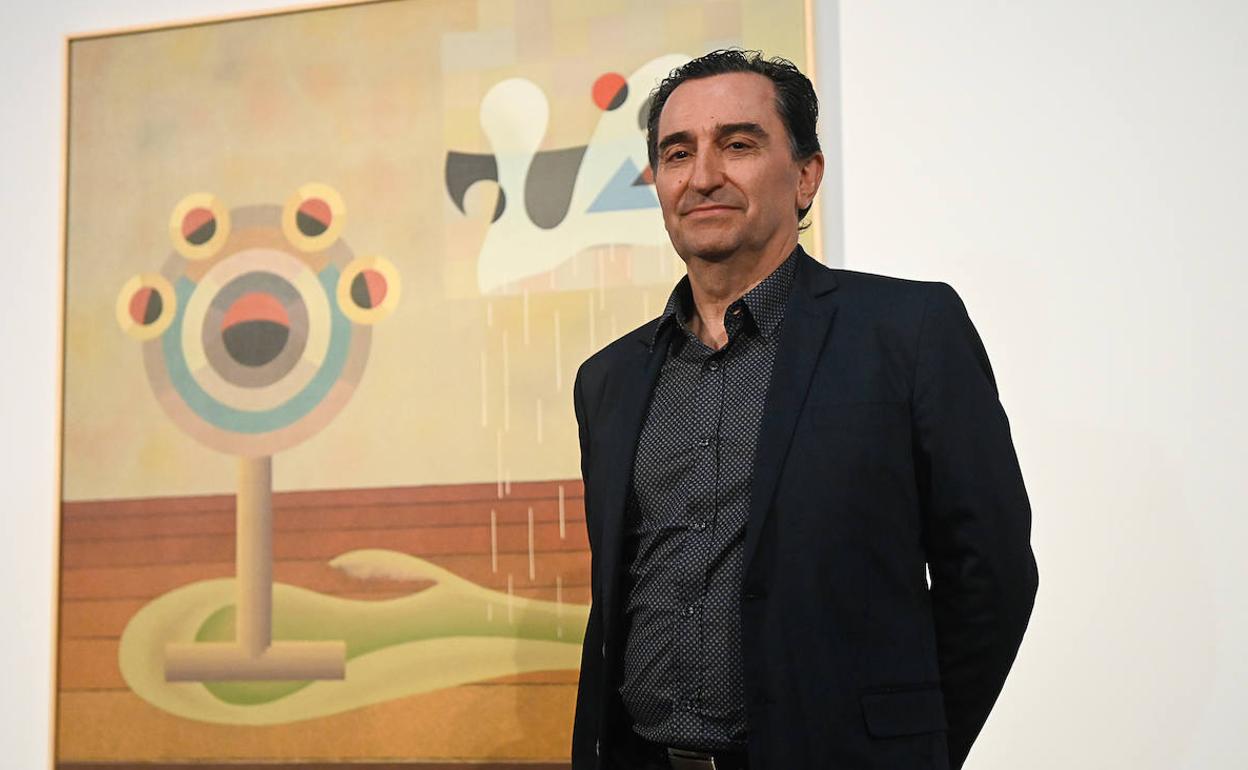 Enrique Rodríguez García, junto a la obra ganadora, 'La calidez y el acervo'. 