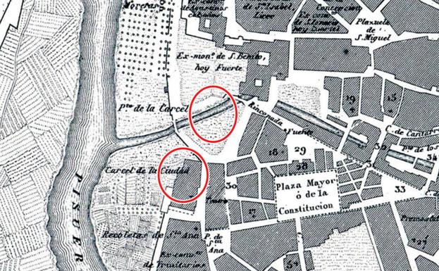 Plano de Francisco de Coello, 1852. Señalados en amarillo la cárcel de la ciudad y el lugar que hoy ocupan los jardines del Poniente.