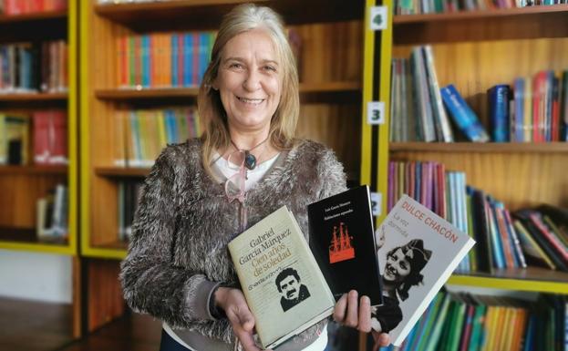 Blanca Pajares en la biblioteca del colegio Santa Teresa de Jesús, con sus tres recomendaciones 