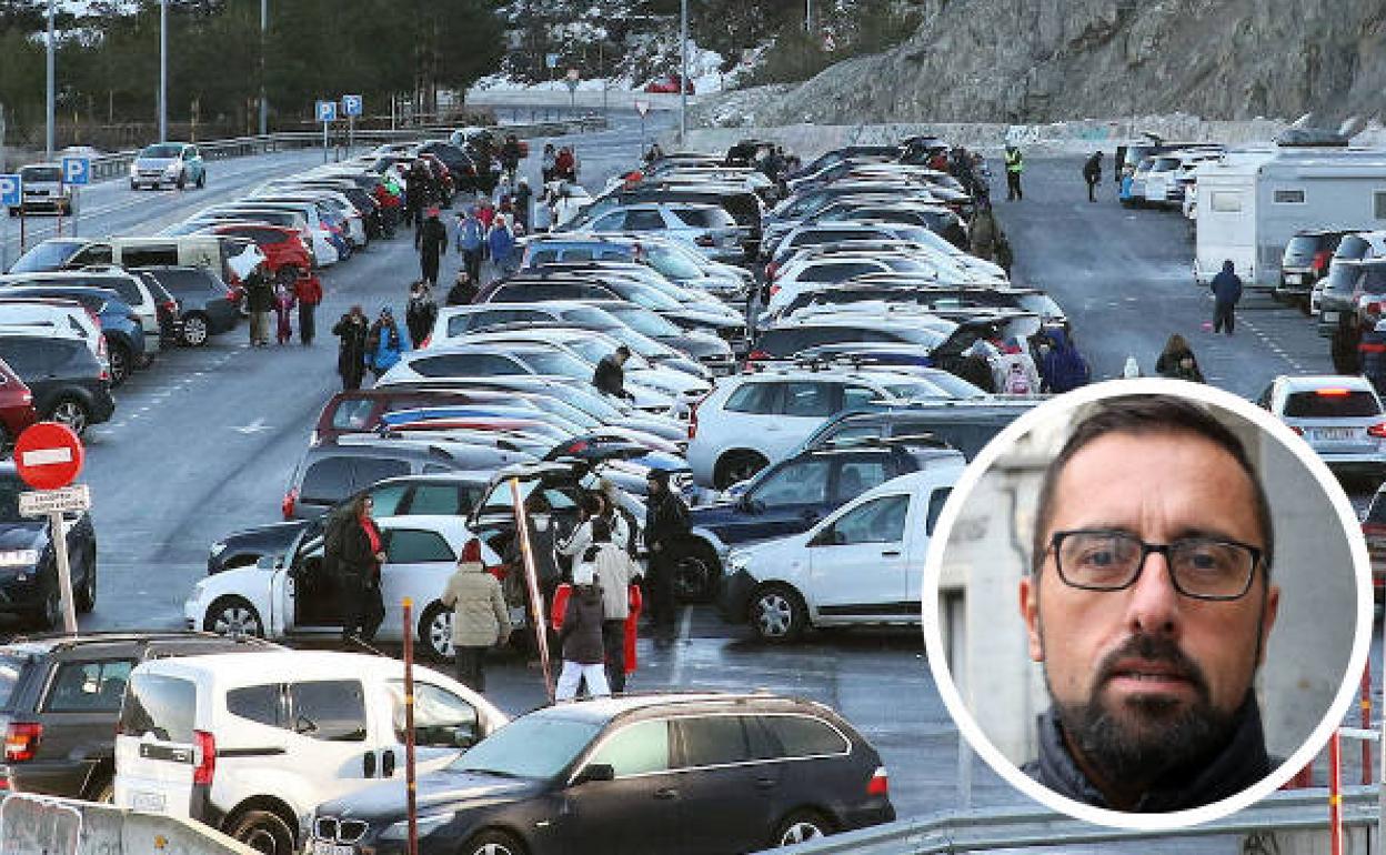 Aparcamiento lleno en Navacerrada, y en el círculo el presidente de Hotuse, Jesús Castellanos. 