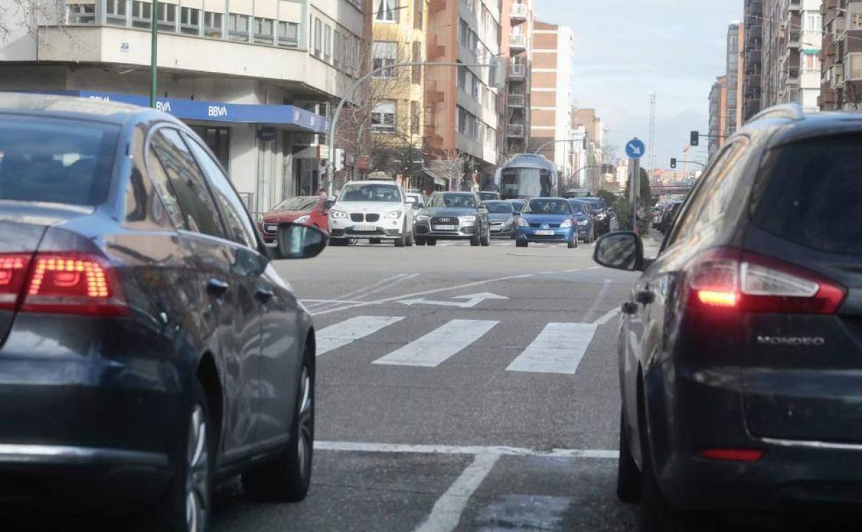 Dos coches, parados en el cruce de la calle Puente Colgante con el paseo de Zorrilla. 