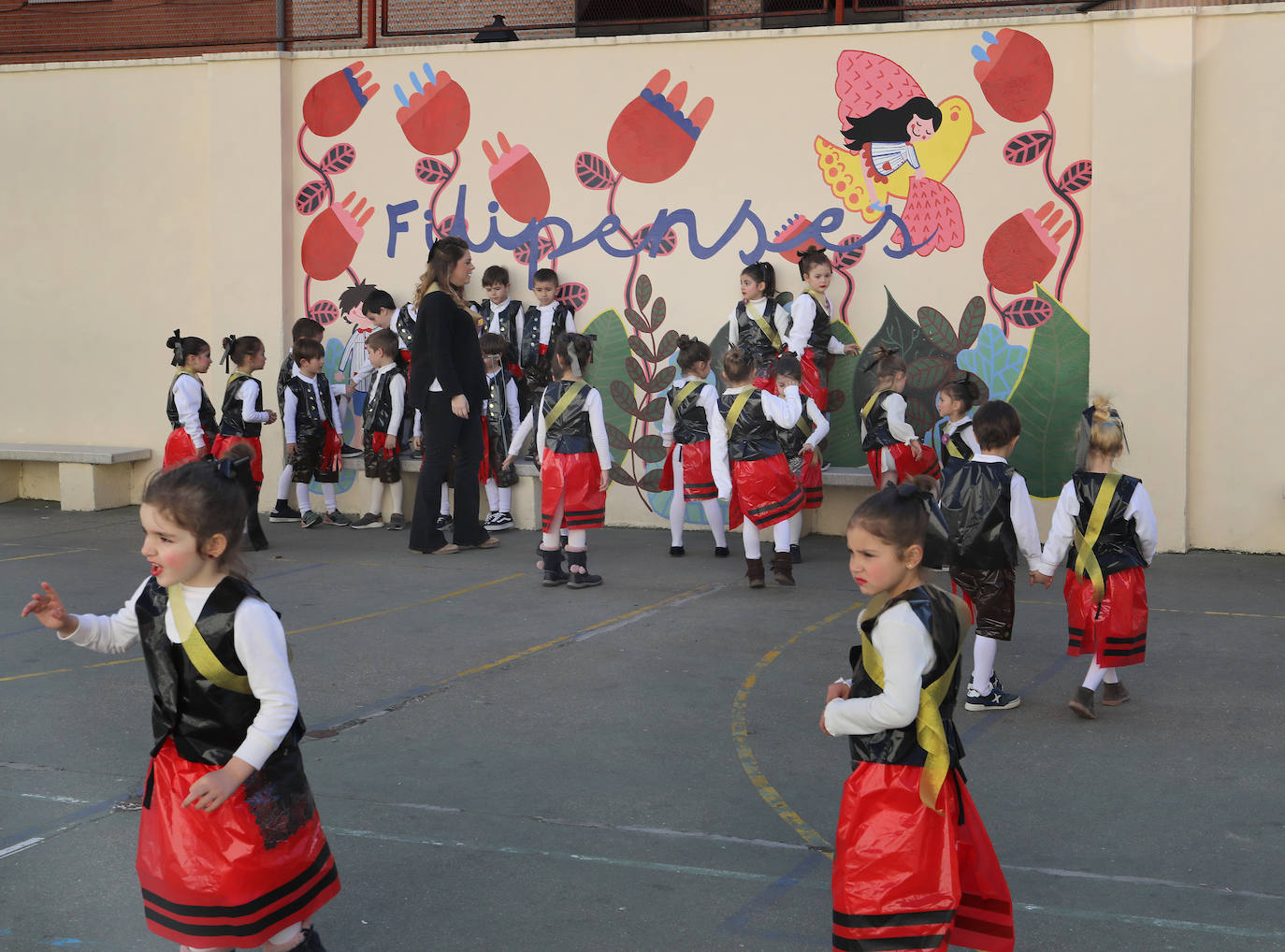 Fotos: El cambio climático en el colegio Jorge Manrique y el traje palentino, en Filipenses