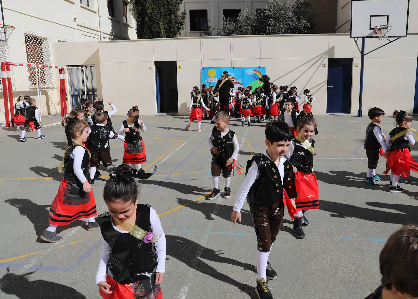 Fotos: El cambio climático en el colegio Jorge Manrique y el traje palentino, en Filipenses