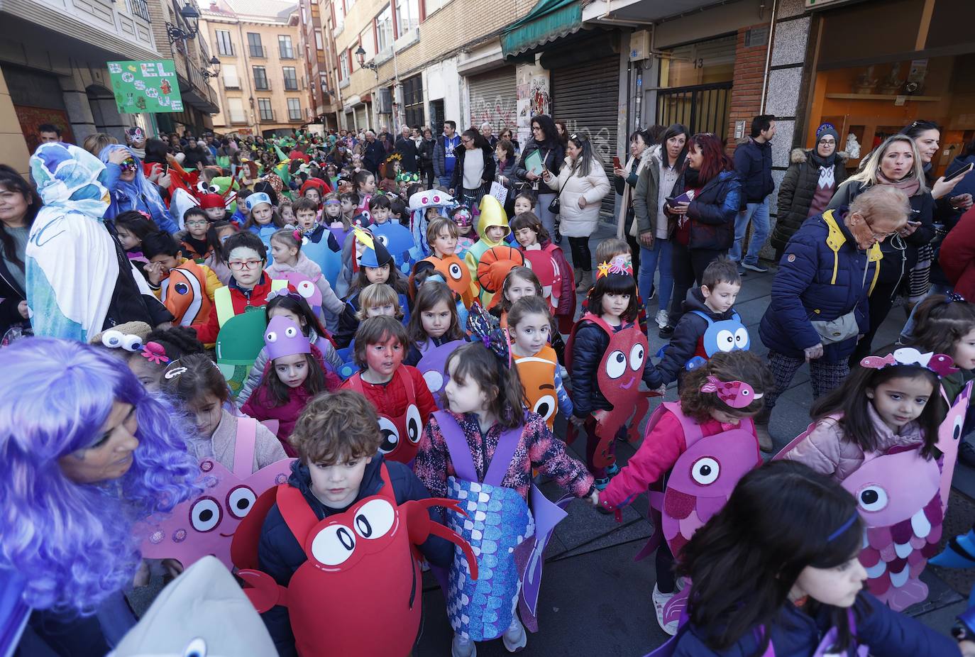 Fotos: El cambio climático en el colegio Jorge Manrique y el traje palentino, en Filipenses